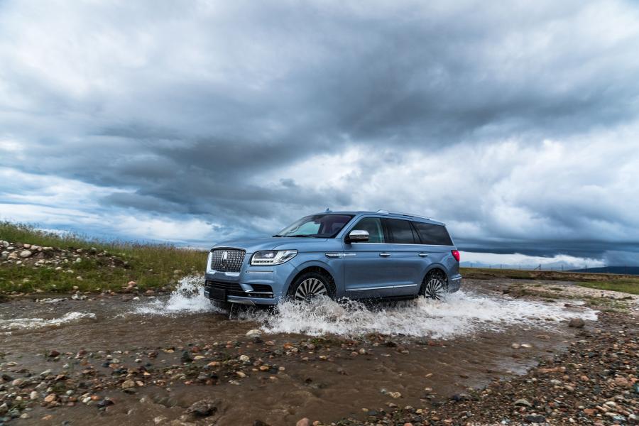  Lincoln Navigator Presidential 2017 года  (CN) (фото 15 из 40)
